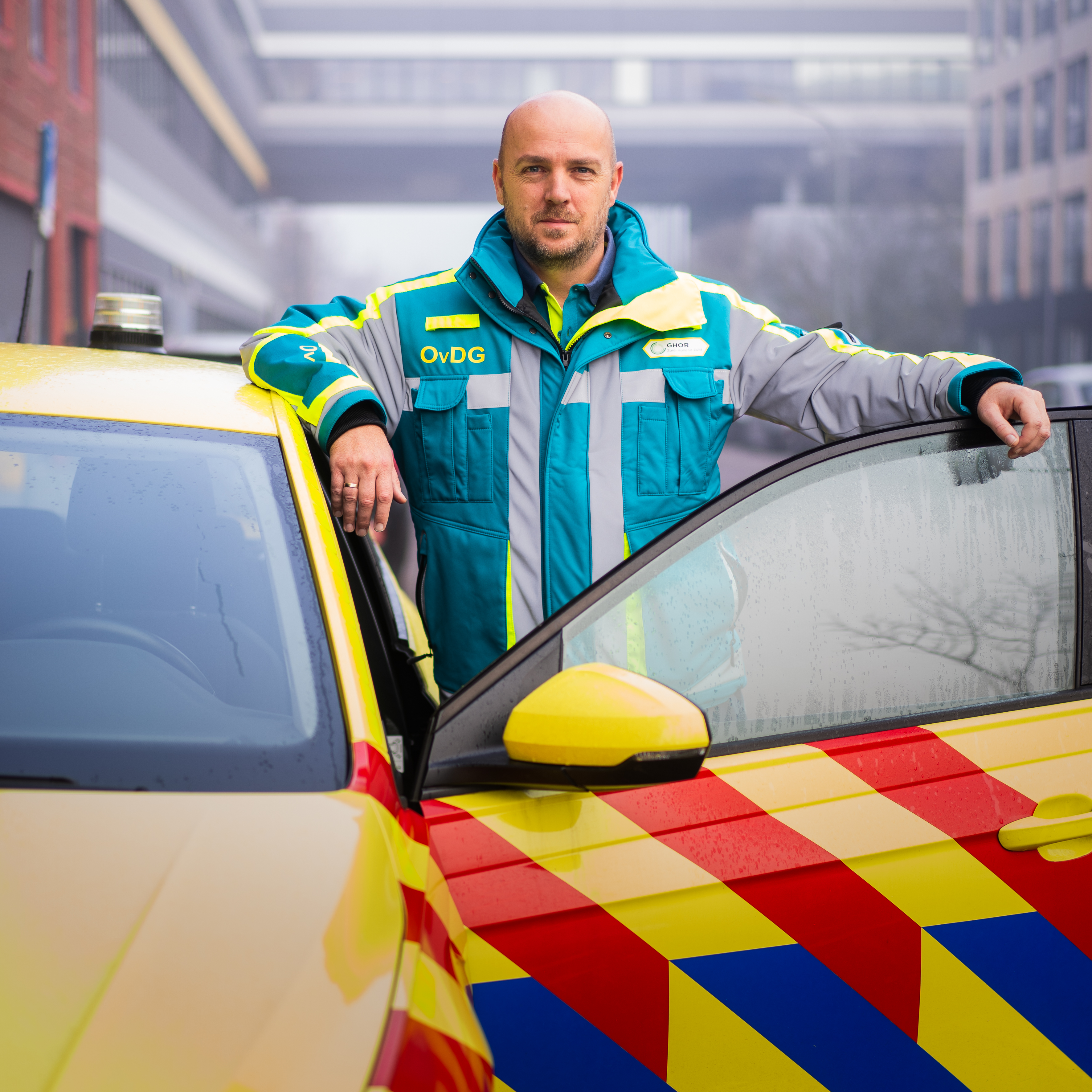 Sander tussen opengeslagen ambulancedeur