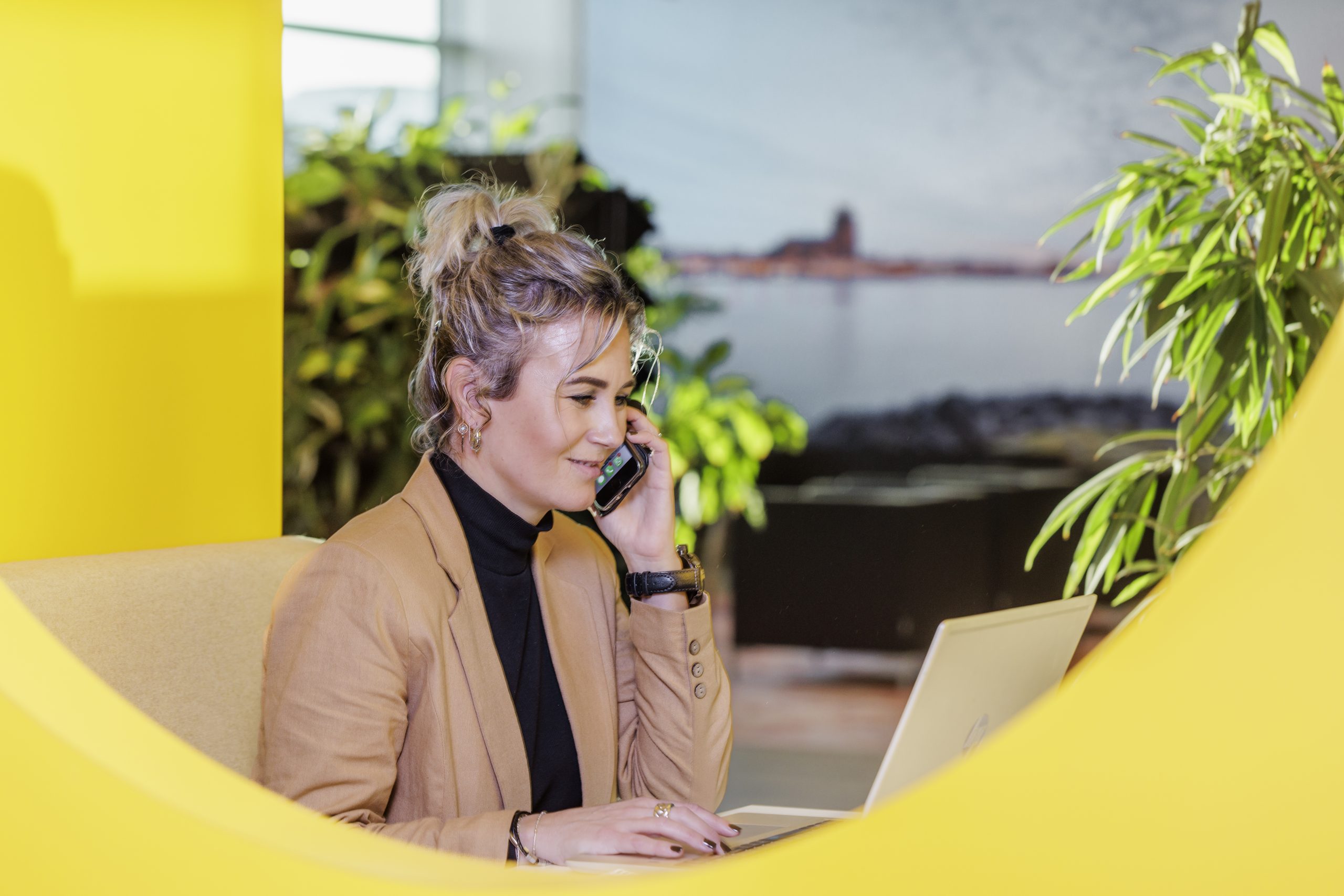 Daisy bellend en werkend op laptop op een flexwerk plek