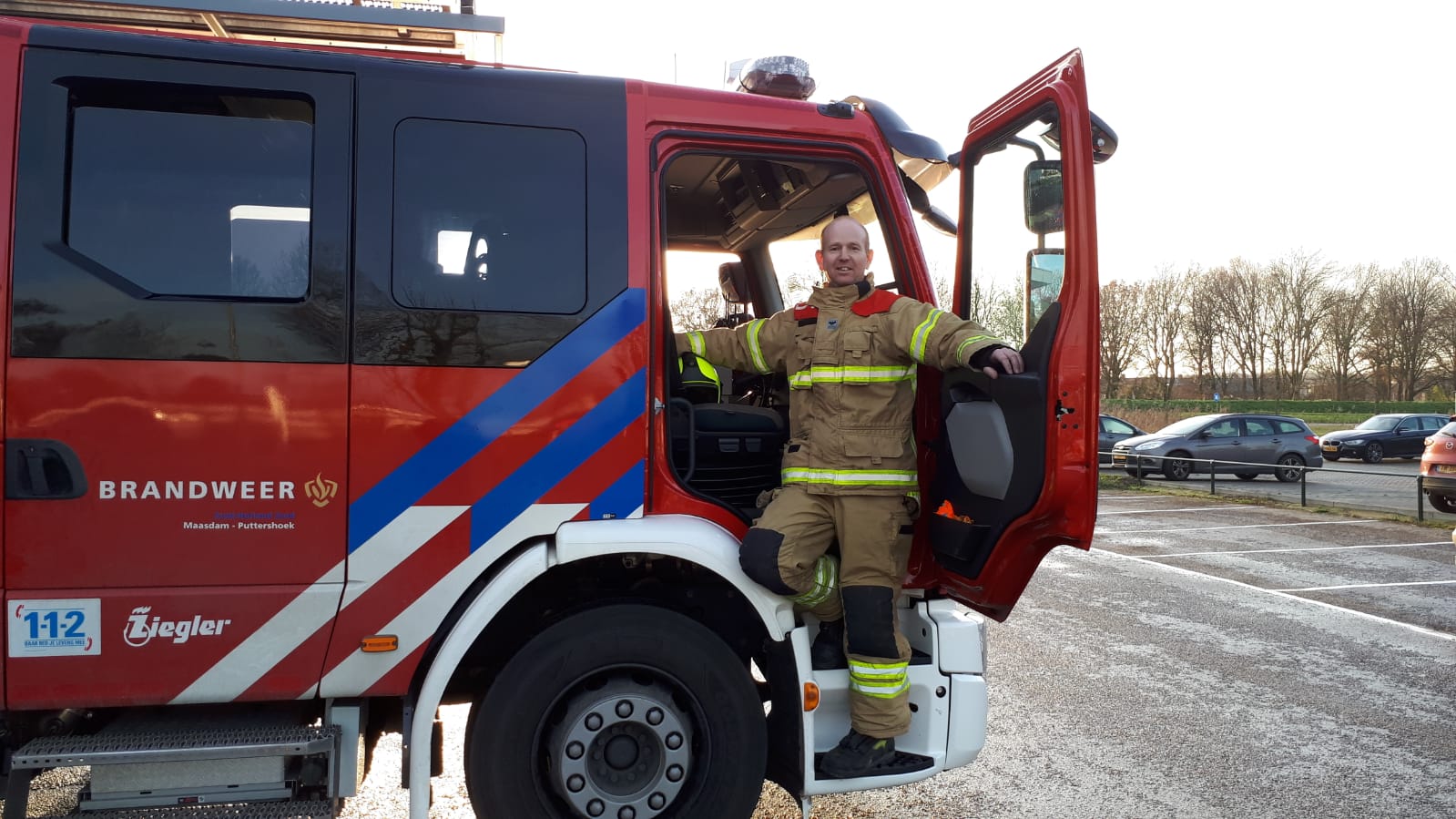 Brandweerman Bastiaan stapt uit tankautospuit