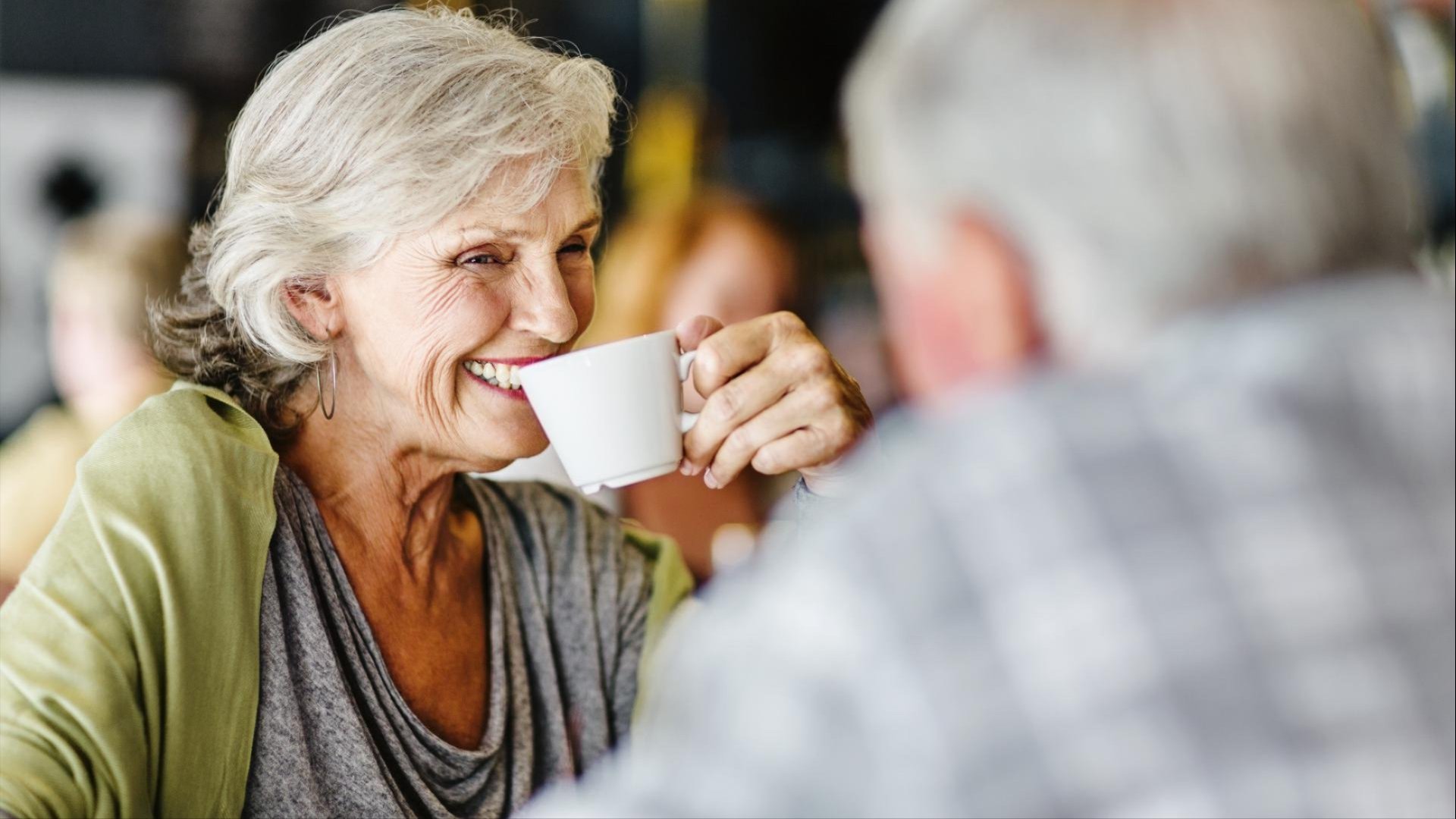 Vrouw drinkt koffie in cafe