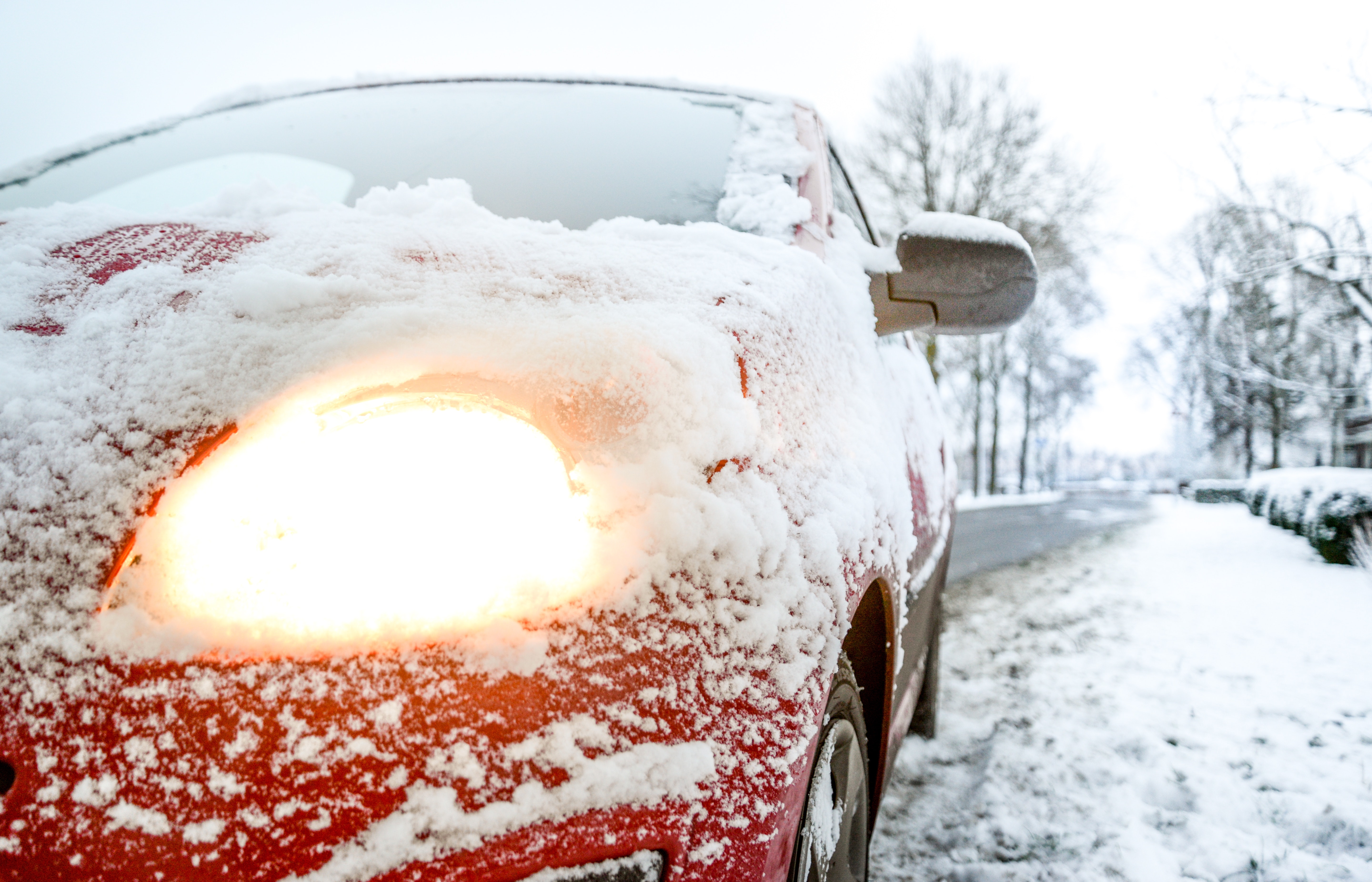 auto in de sneeuw