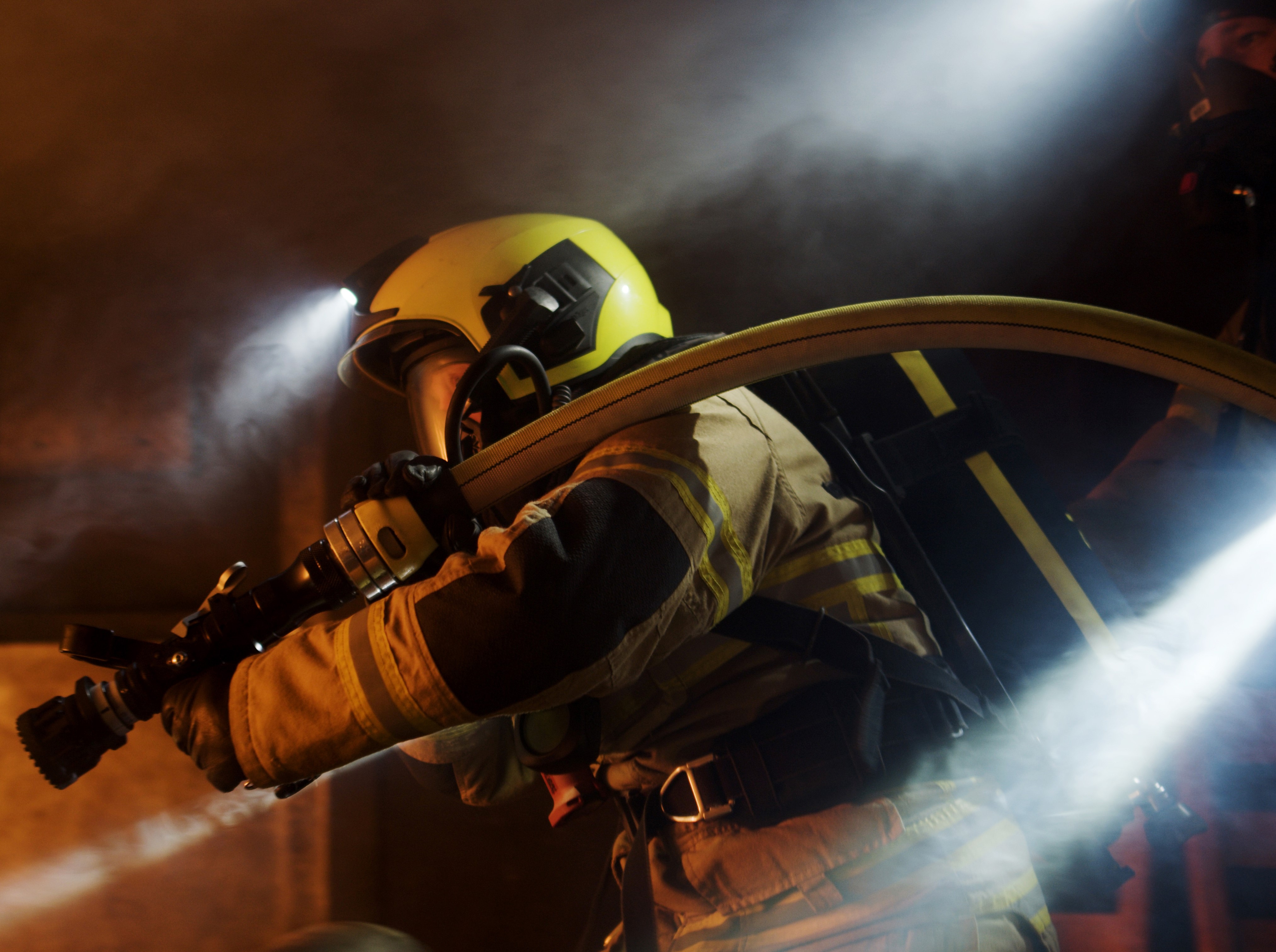 Brandweerman in pak in het donker