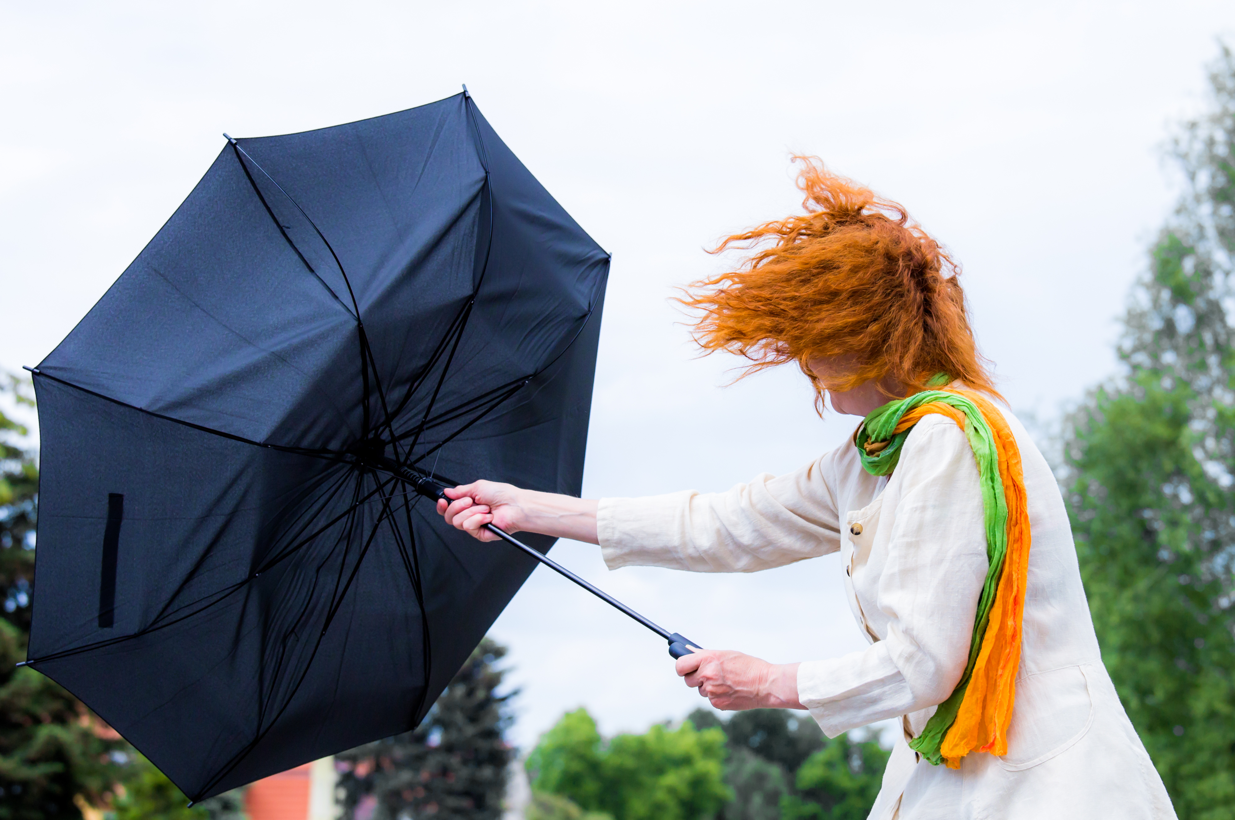 Vrouw met paraplu in storm