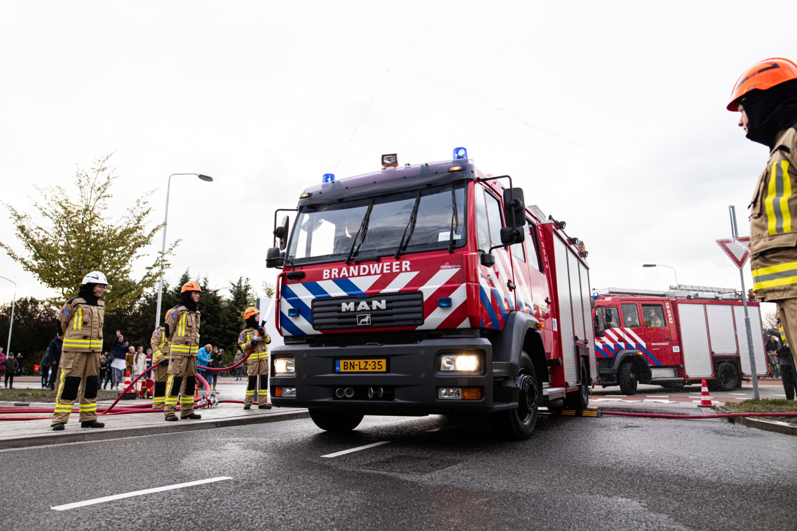 Brandweerwagens arriveren op de Willem Dreeslaan