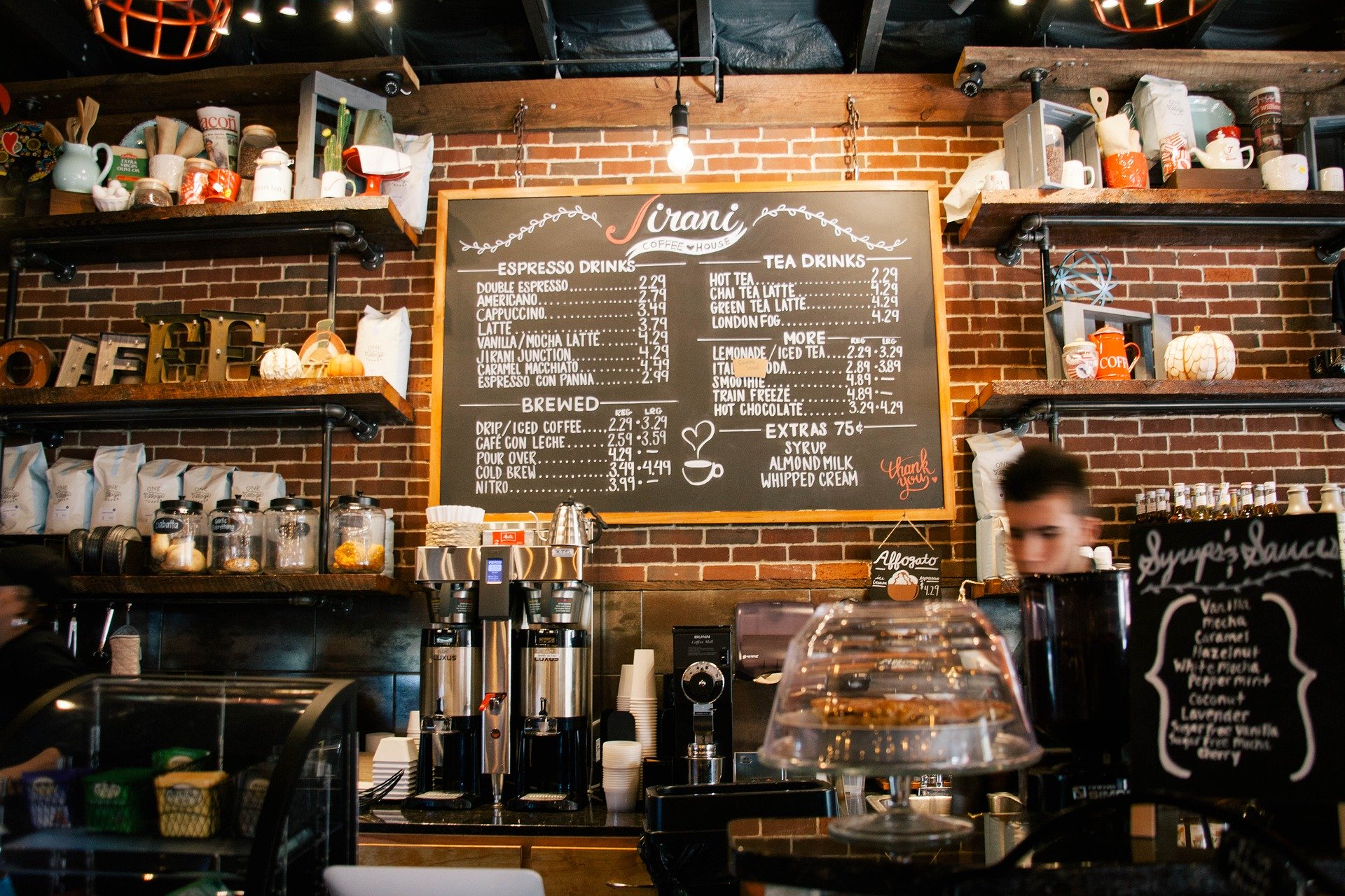 Barista achter de toonbank in een koffietentje