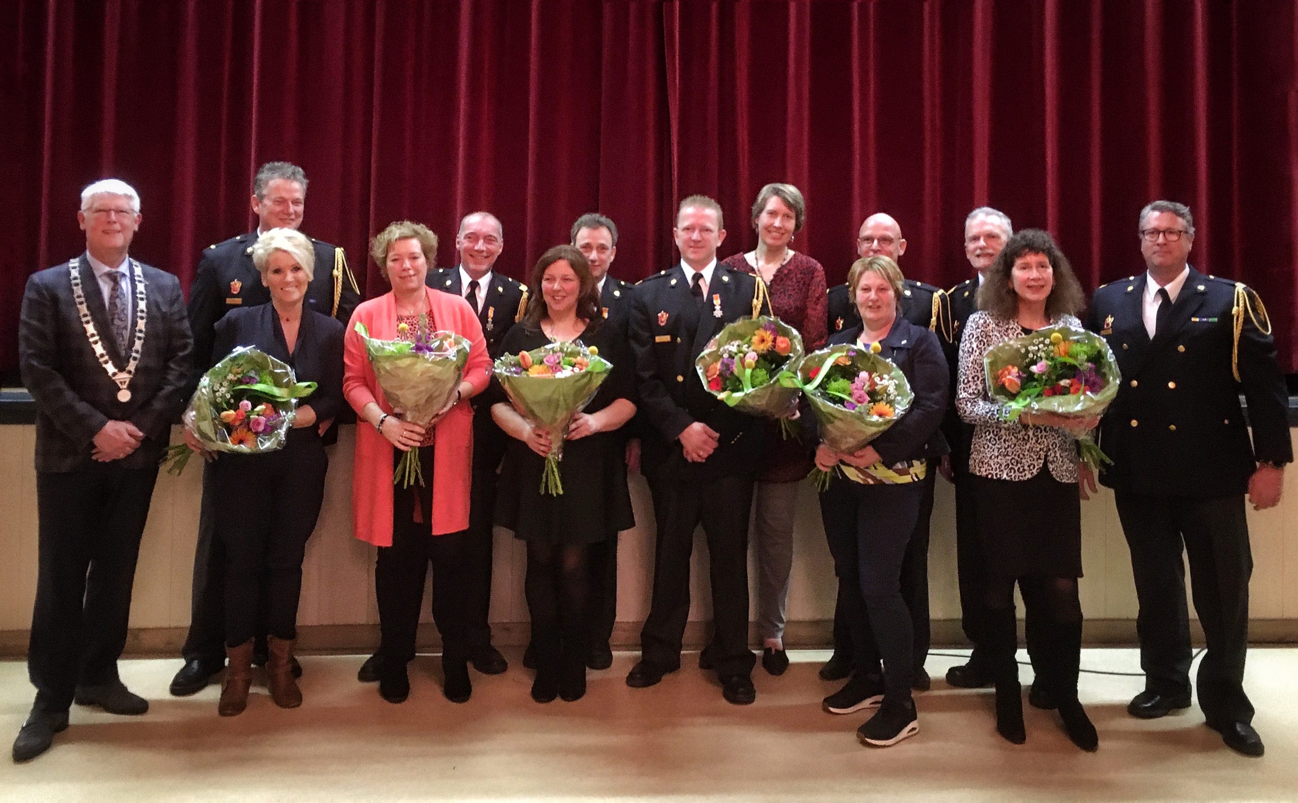 Foto van brandweervrijwilligers en hun partners met koninklijke onderscheiding