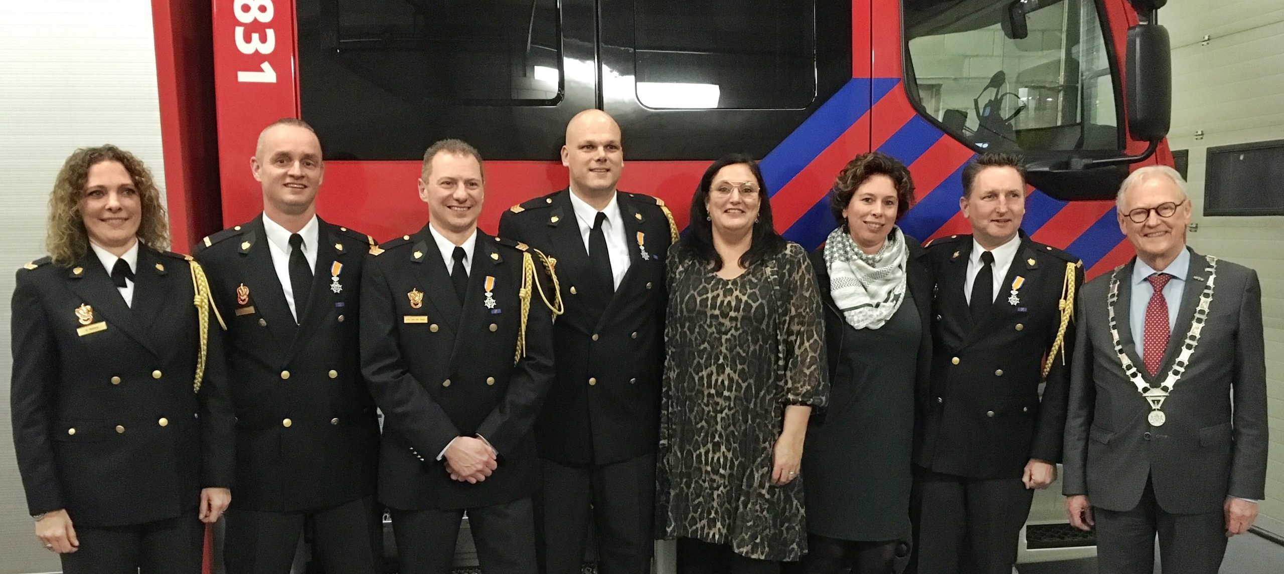 Brandweervrijwilligers en hun partners met koninklijke 