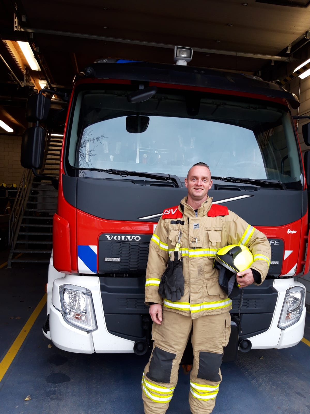 Eric Linthuis poseert voor tankautospuit