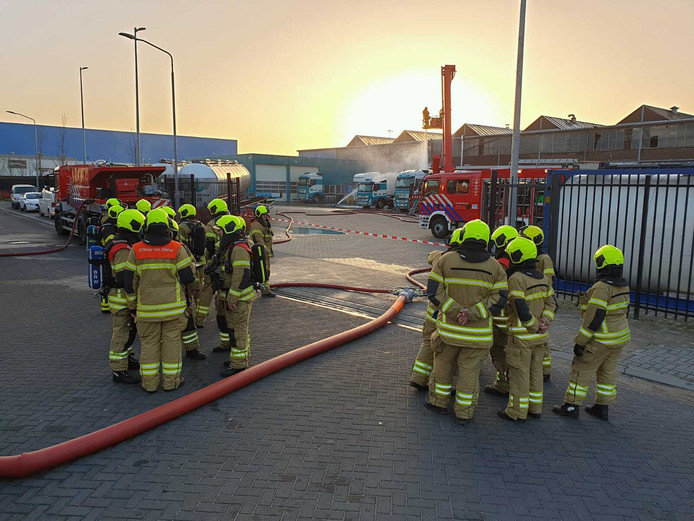 Brandweermannen gegroepeerd in twee groepen