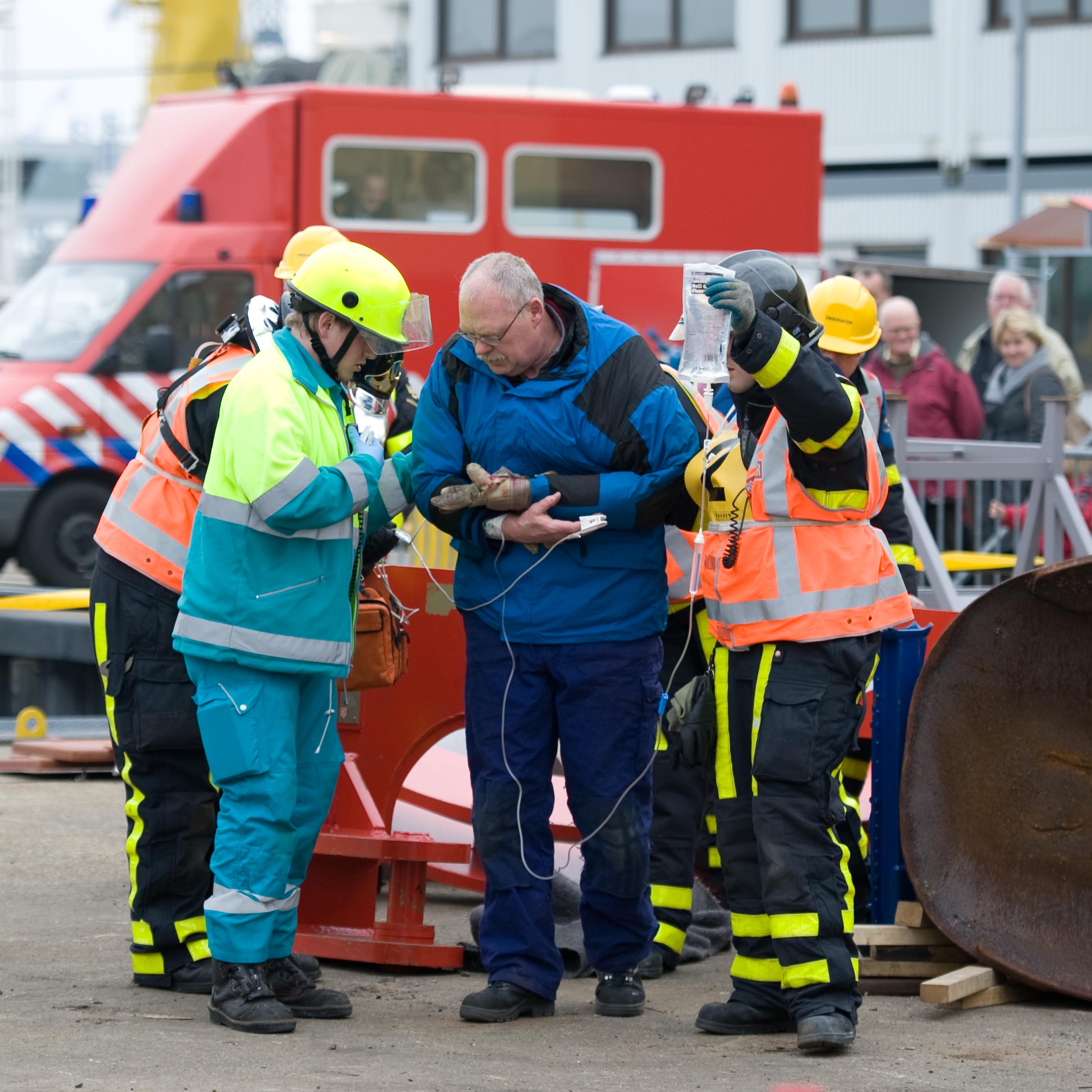 Slachtoffer wordt nagekeken voor hulpdiensten