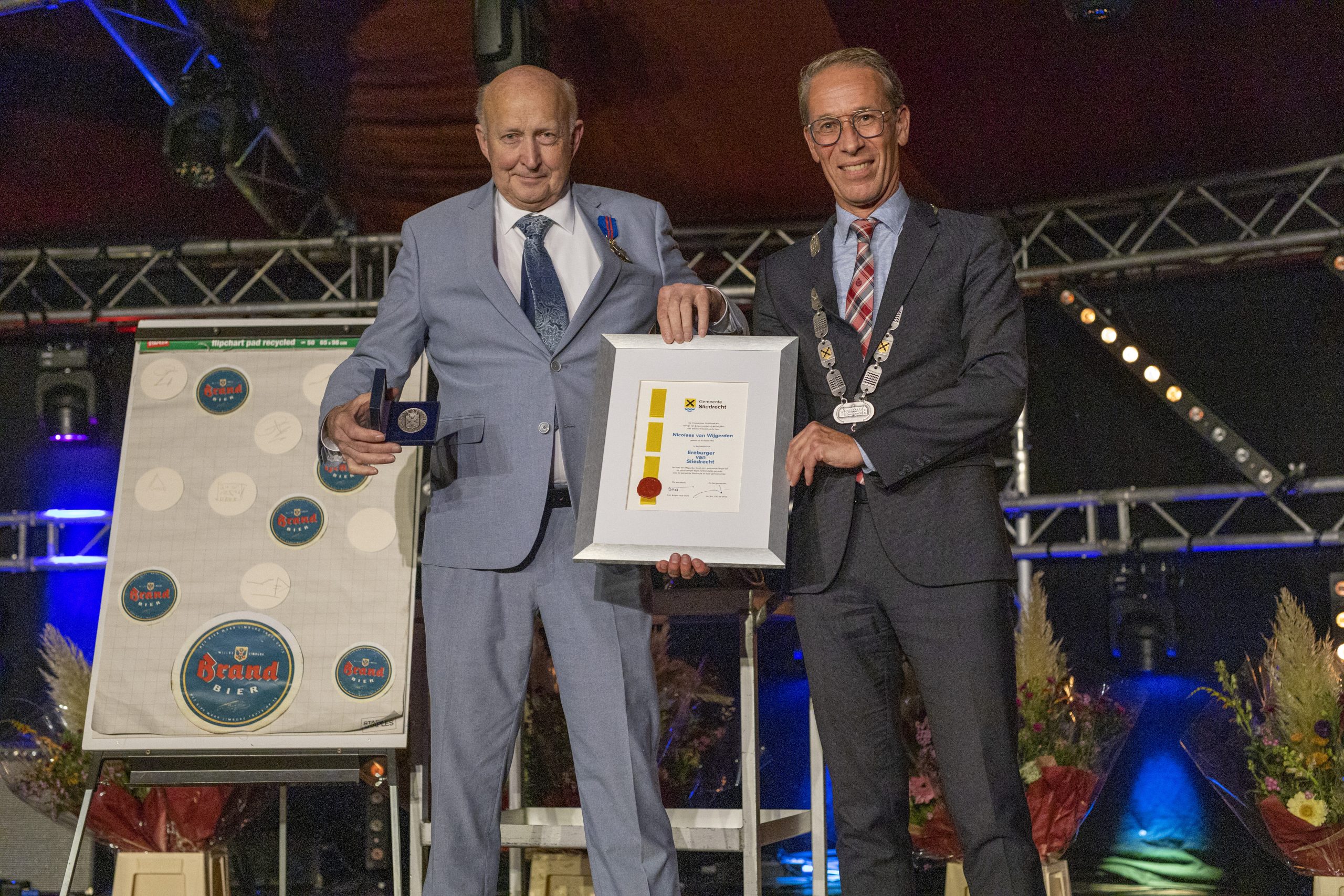 Erepenning voor brandweerman Nico van Wijgerden