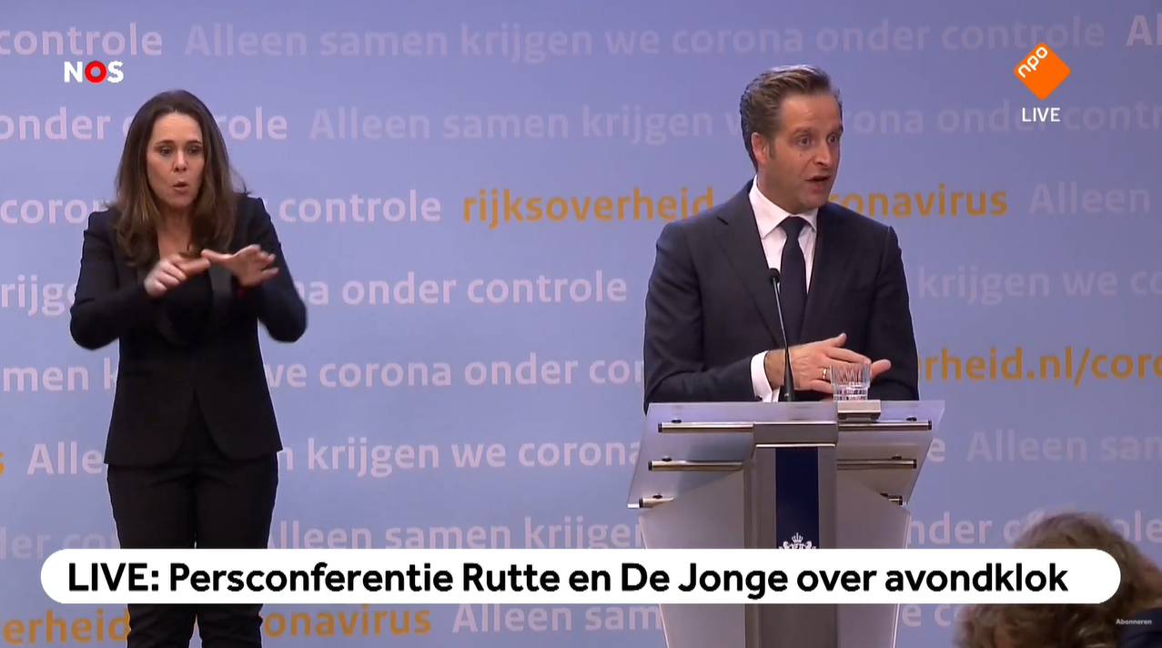Gebarentolk Irma Sluis en coronaminister Hugo de Jonge tijdens de persconferentie