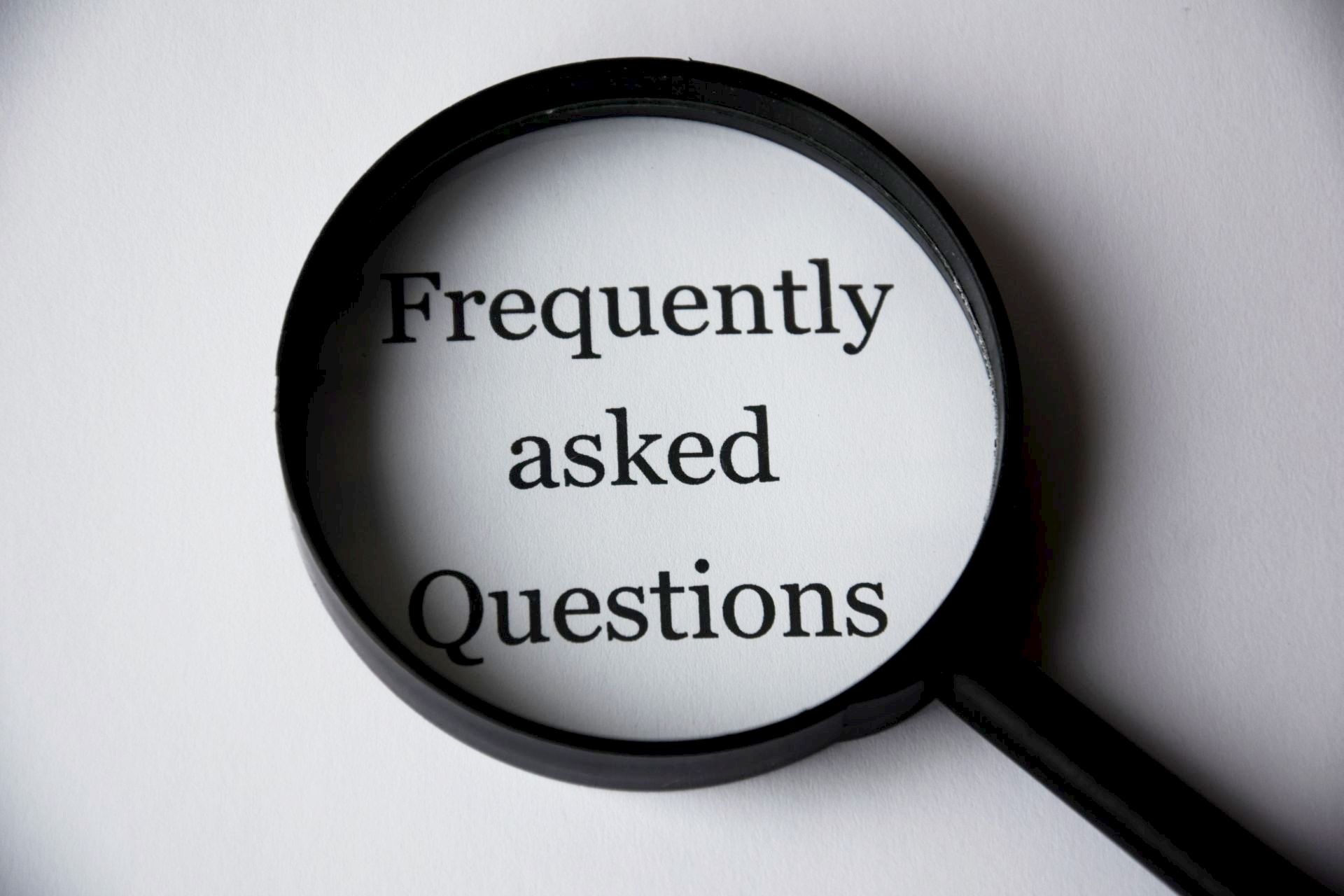 Vergrootglas op de tekst Frequently asked Questions