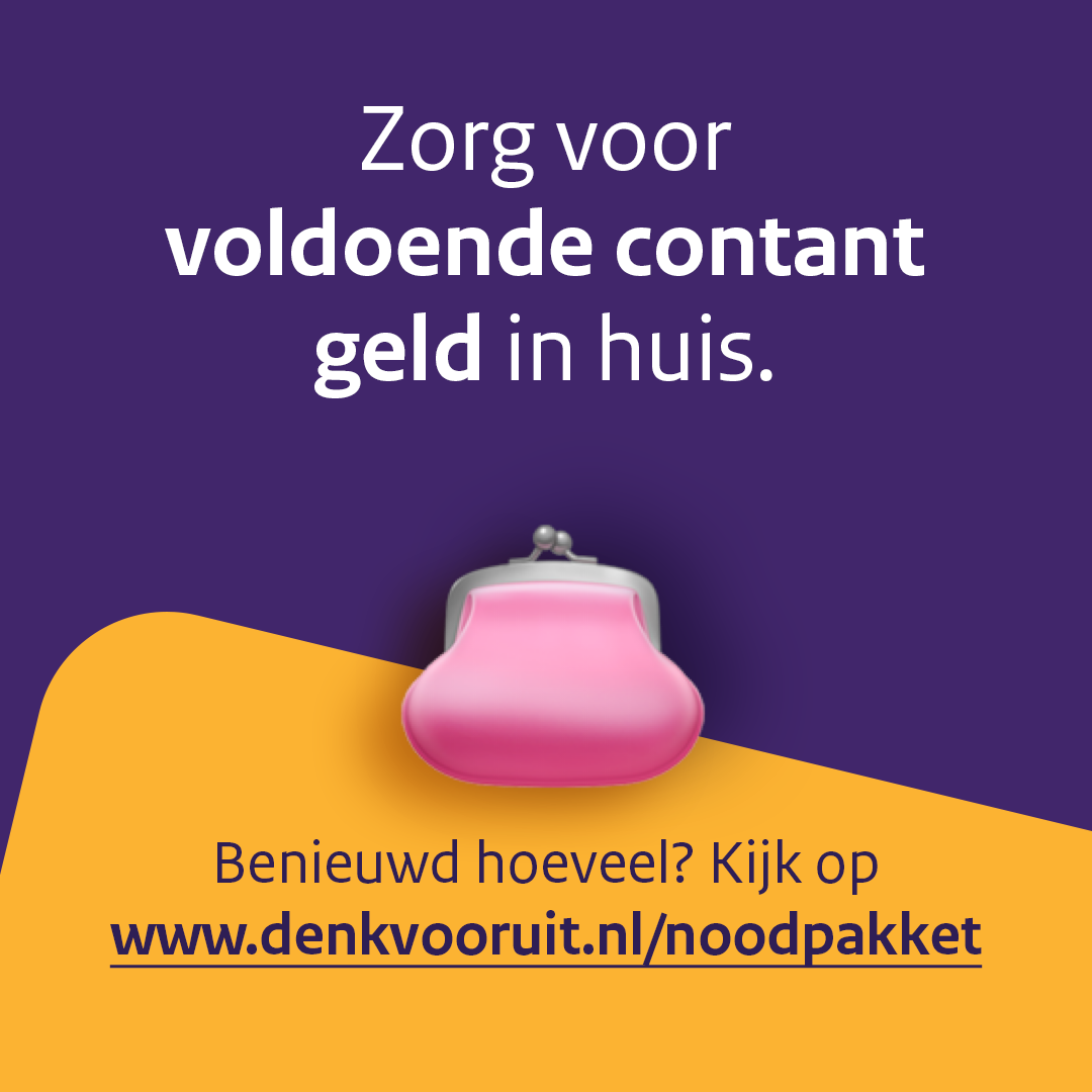 Afbeelding met paarse achtergrond en een roze portemonnee. Bovenaan de tekst: "Zorg voor voldoende contant geld in huis." Onderaan, op een oranje vlak, staat: "Benieuwd hoeveel? Kijk op www.denkvooruit.nl/noodpakket".
