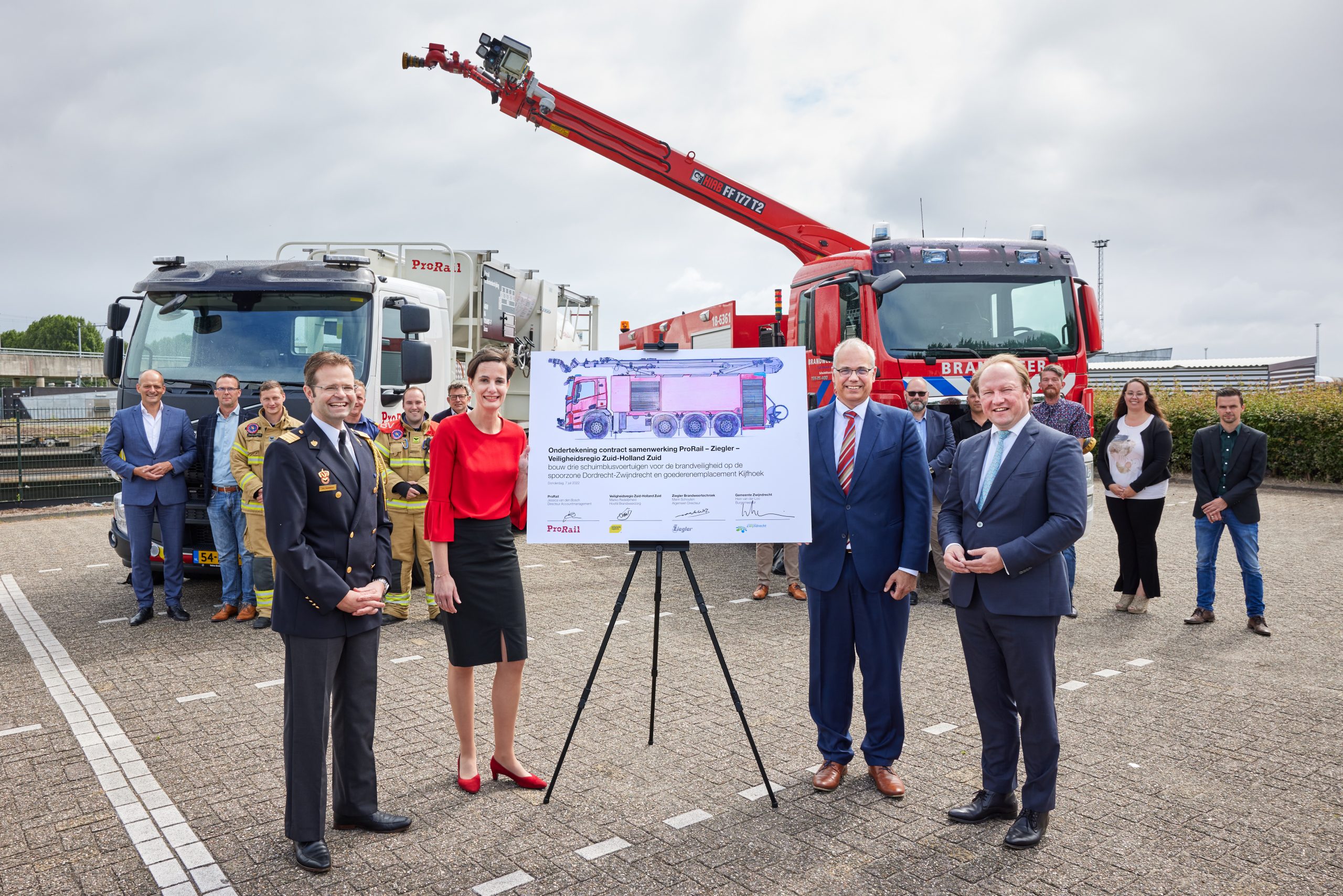 ondertekening schuimblusvoertuigen Prorail