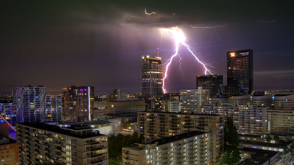 Bliksemschicht boven stad