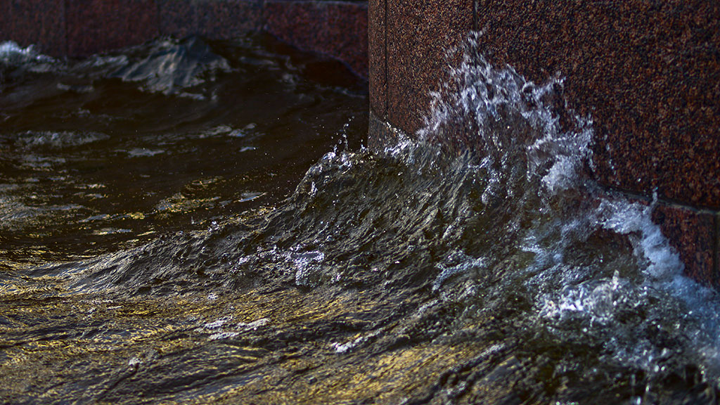 Water slaat tegen de kade