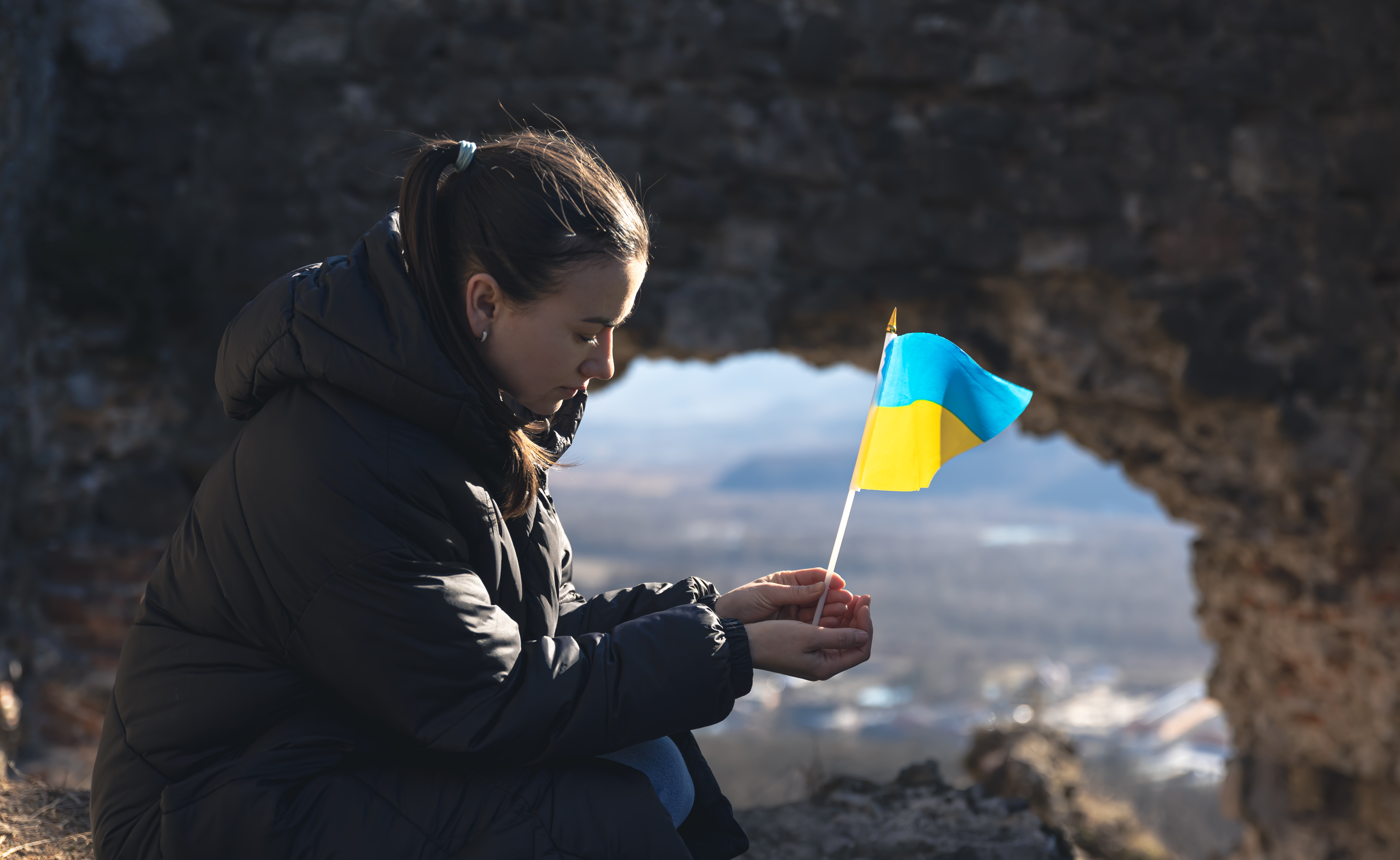 Vrouw met een Oekraïens vlaggetje in haar hand 