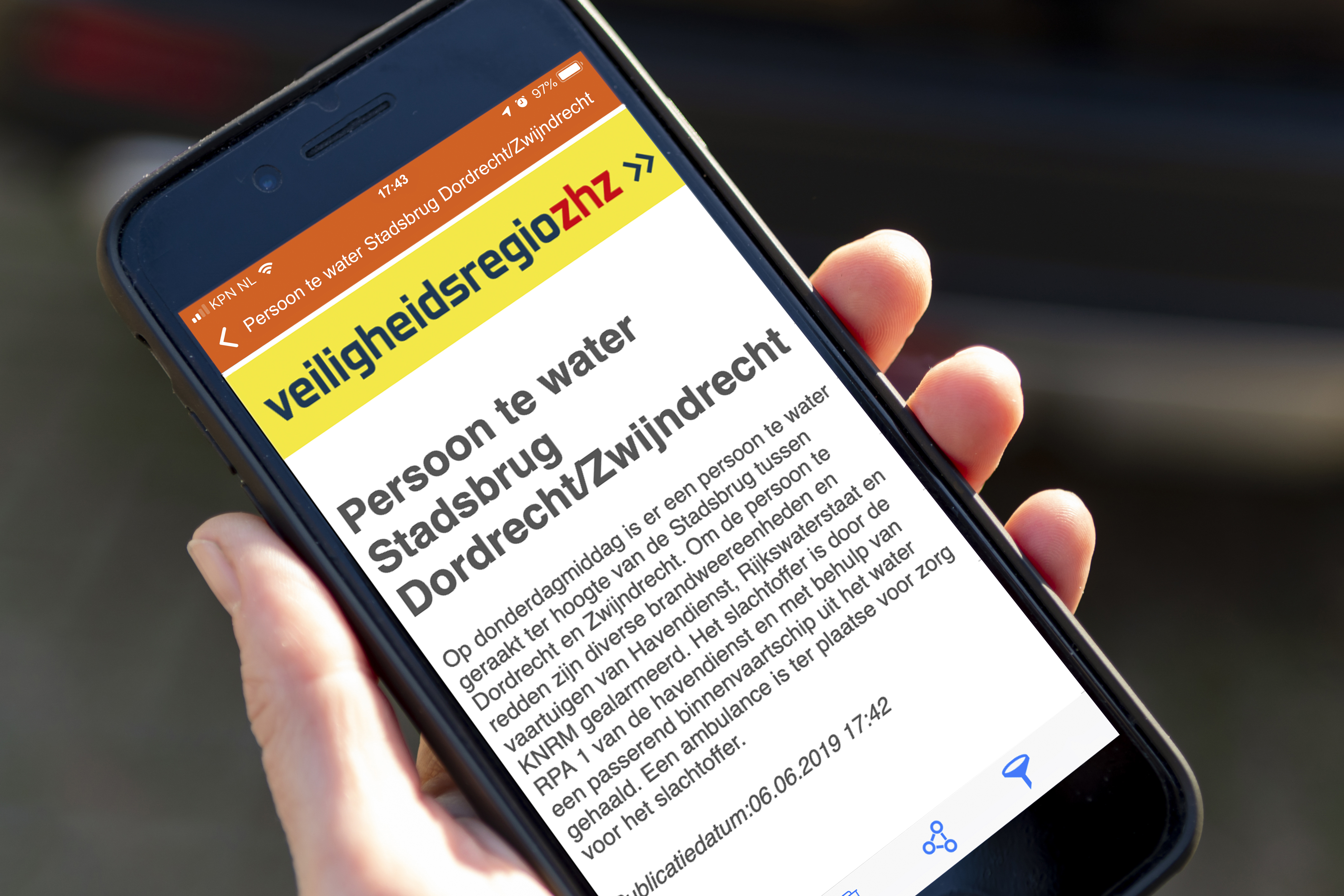 Smartphone met artikel over persoon te water