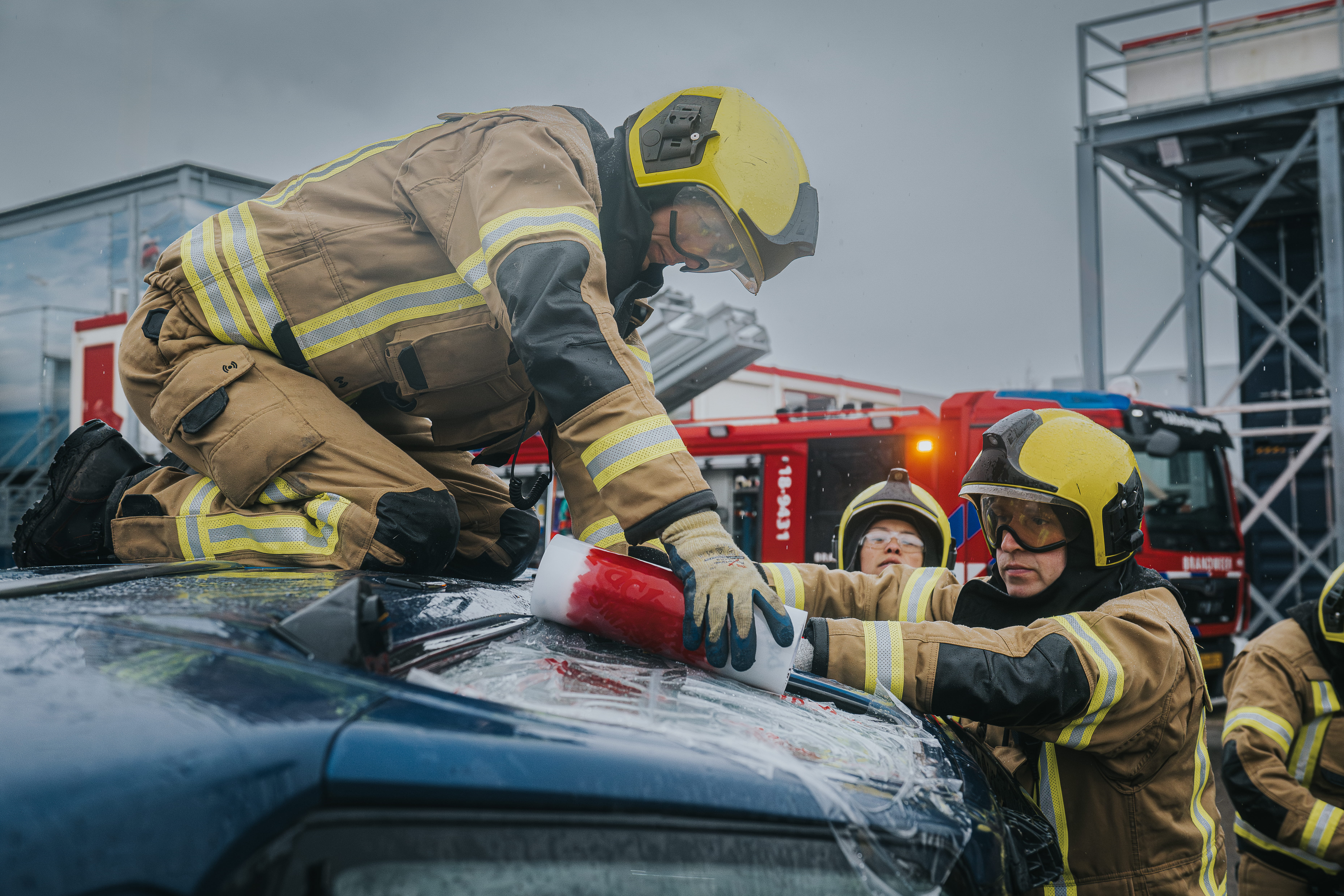 Brandweervrijwilliger aan de slag met een auto