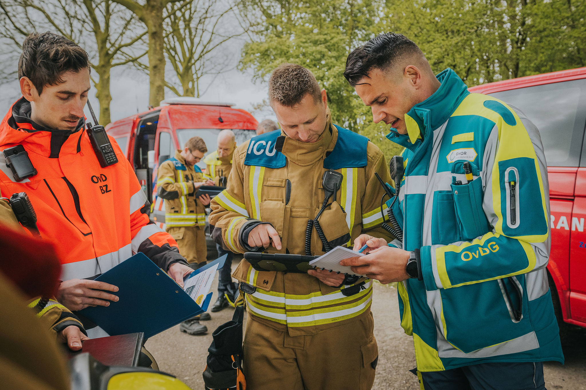 Multifunctionarissen overleggen op straat