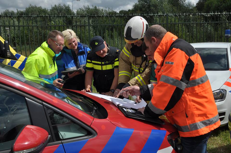 CoPi-leden houden een motorkapoverleg