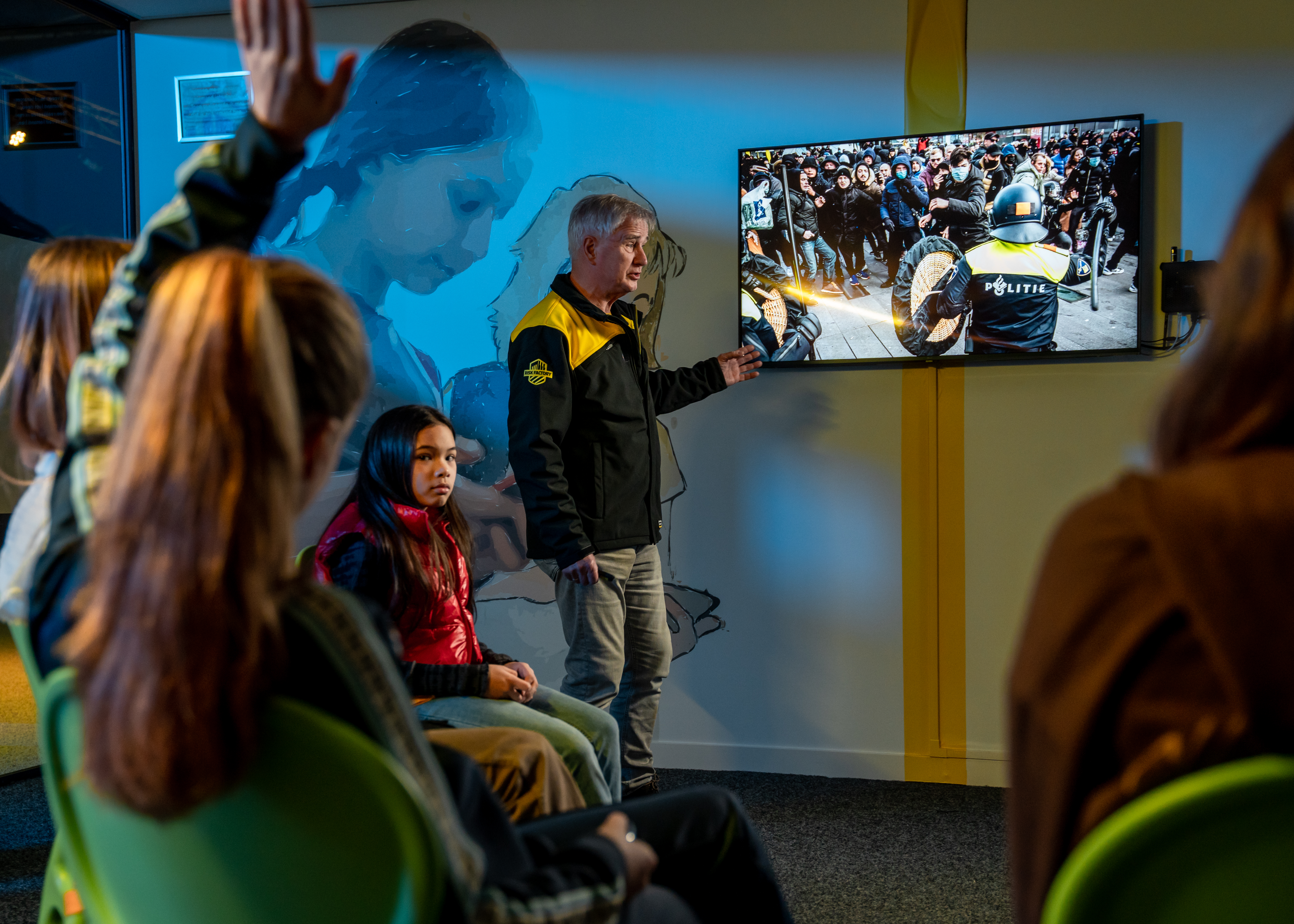 Begeleider van de Risk Factory leert kinderen over veiligheid