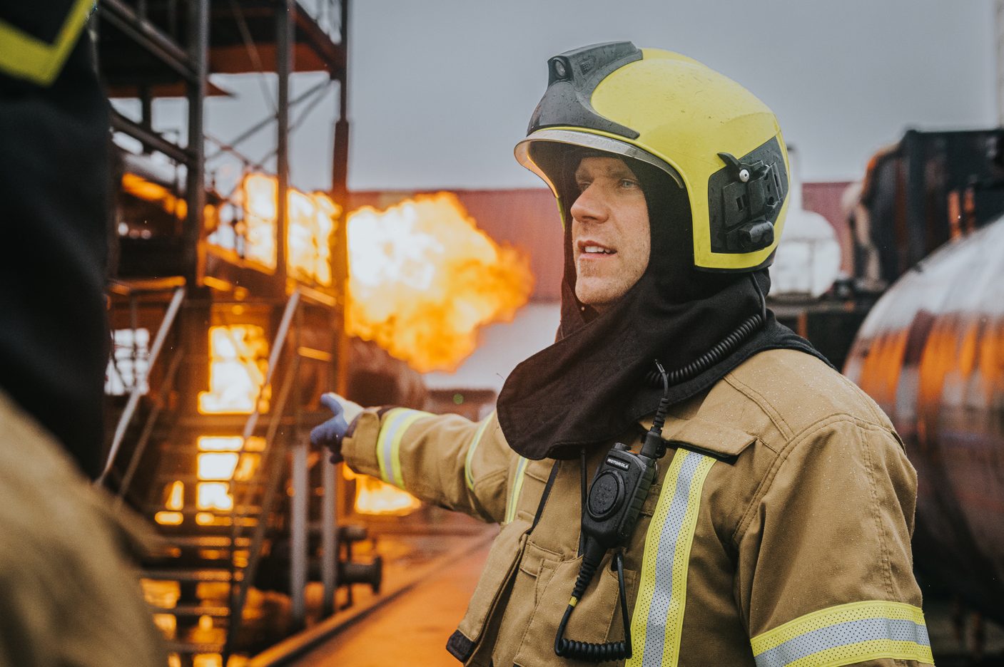 Brandweerman bij industriebrand