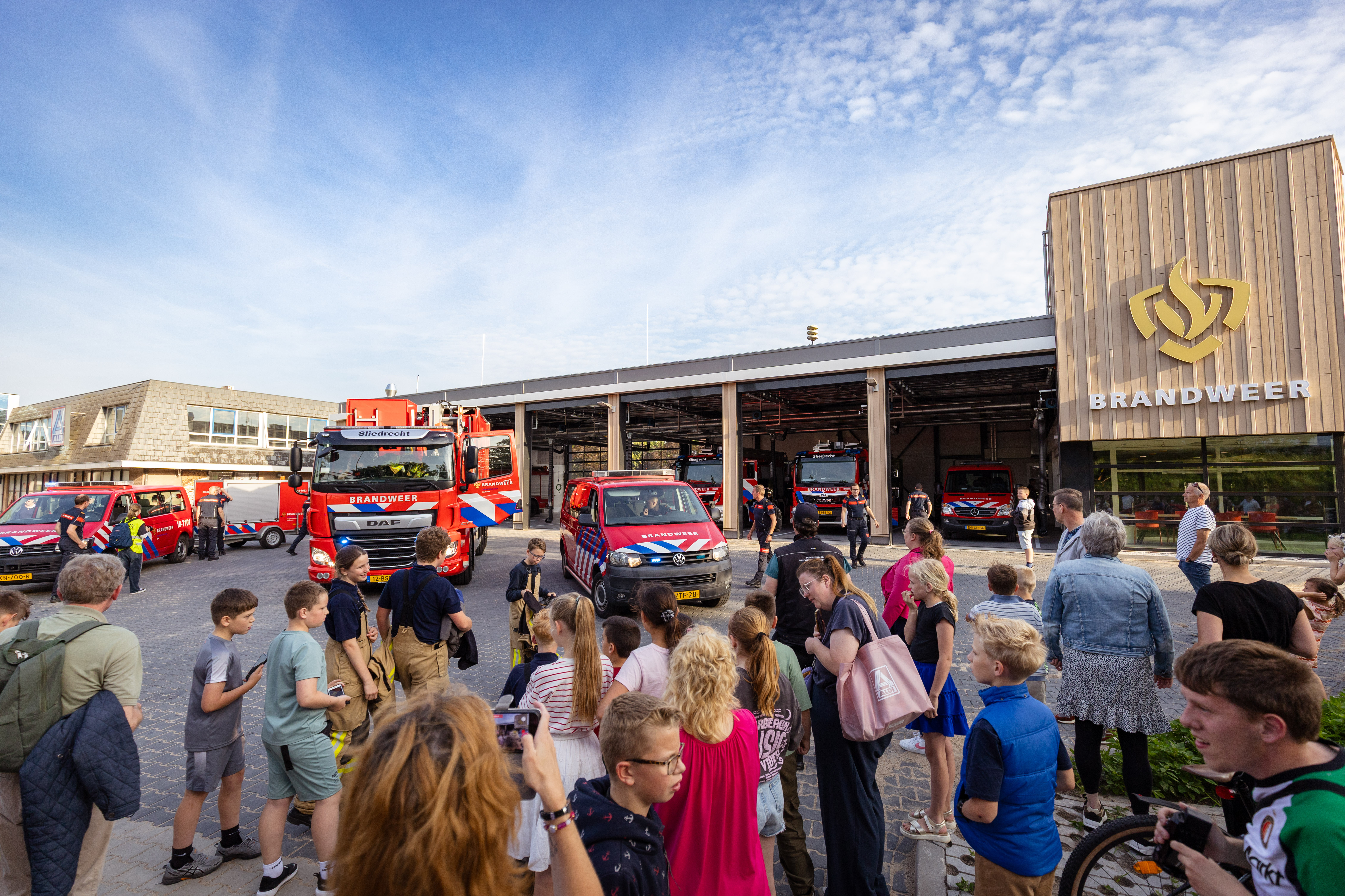 Brandweer Sliedrecht met bezoekers van de verhuizing