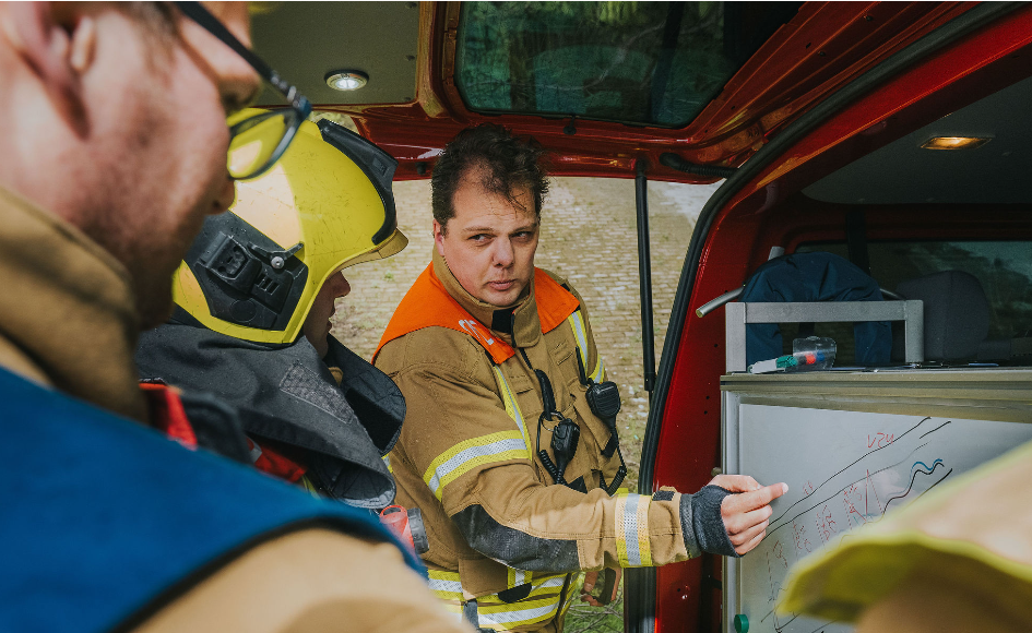 Collega's van de brandweer in overleg