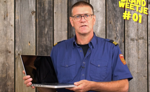 Brandweerman Michel met laptop in zijn hand