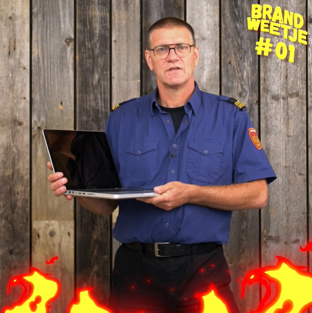 Brandweerman Michel met laptop in handen
