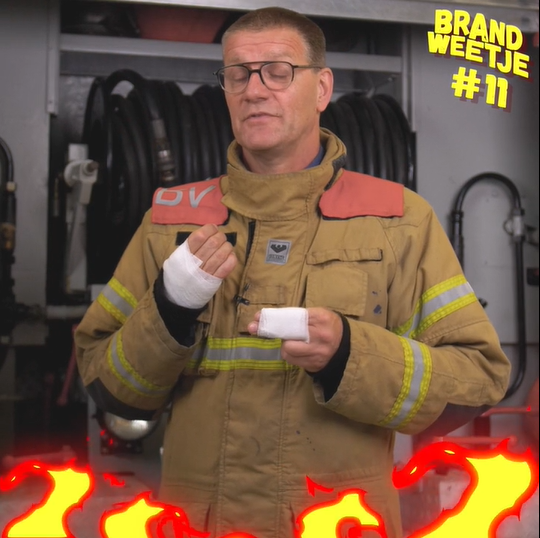 Brandweerman Michel met ingezwachtelde hand en vingers