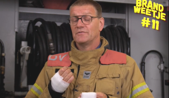 Brandweerman Michel met ingezwachtelde hand en vingers