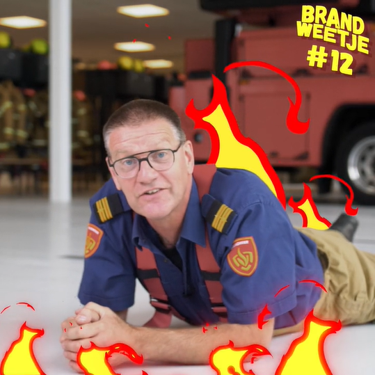 Brandweerman Michel liggend op de grond