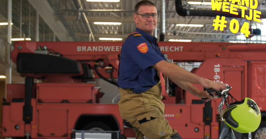 Brandweerman Michel op elektrische fiets