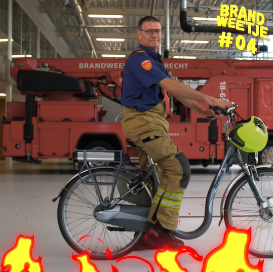 Brandweerman Michel op elektrische fiets