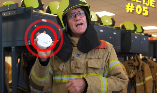 Brandweerman Michel met rookmelder in hand