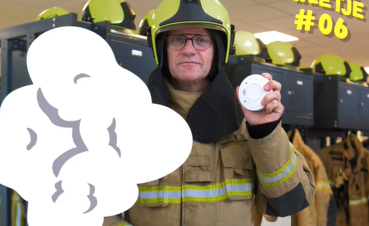 Brandweerman Michele met rookmelder in hand