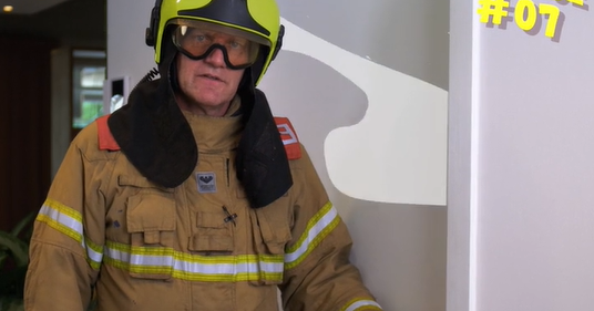 Brandweerman Michel doet de deur dicht