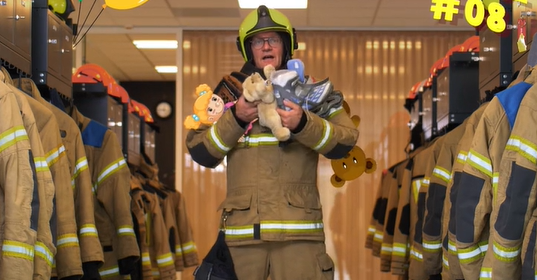 Brandweerman Michel met knuffels in handen