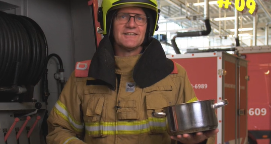 Brandweerman Michel met pan in zijn handen