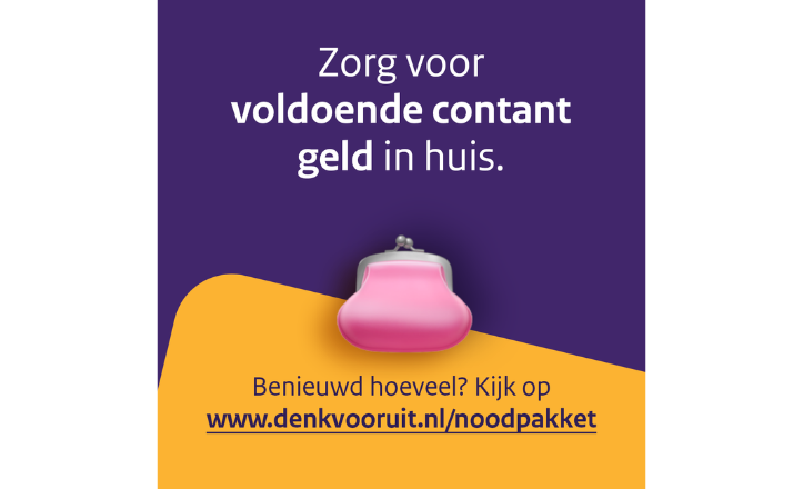 Afbeelding met paarse achtergrond en een roze portemonnee. Bovenaan de tekst: "Zorg voor voldoende contant geld in huis." Onderaan, op een oranje vlak, staat: "Benieuwd hoeveel? Kijk op www.denkvooruit.nl/noodpakket".