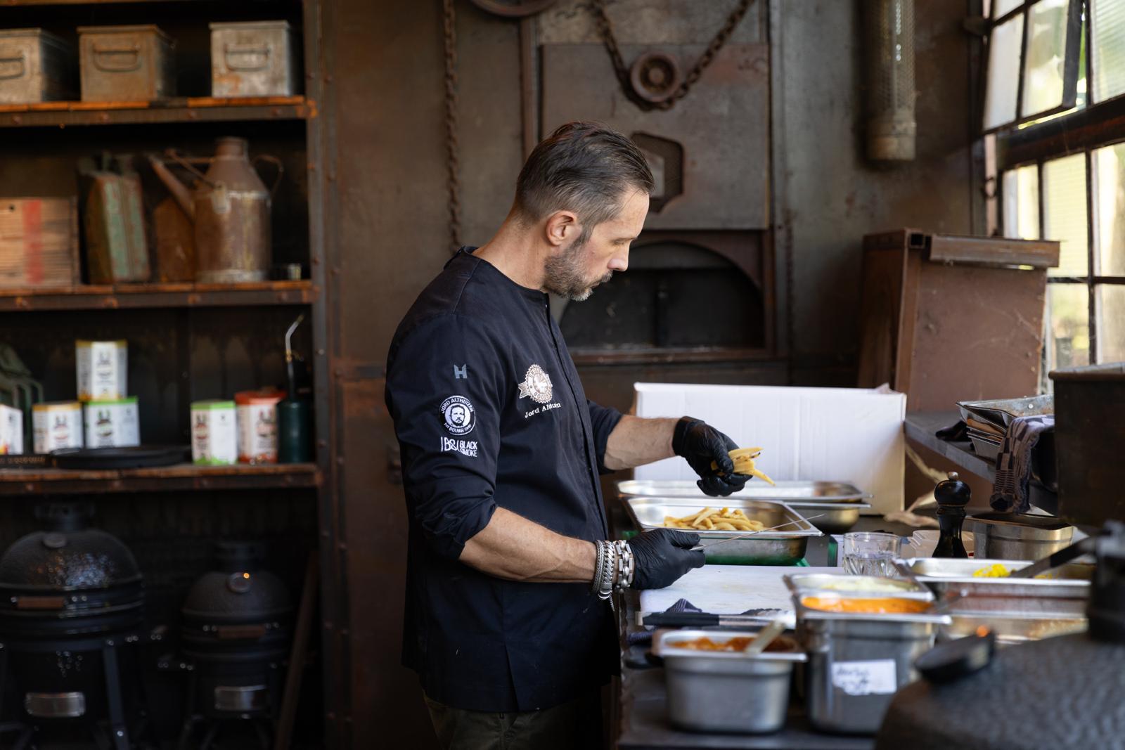 BBQ chef Jord Althuizen maakt de smack burger uit het noodpakket
