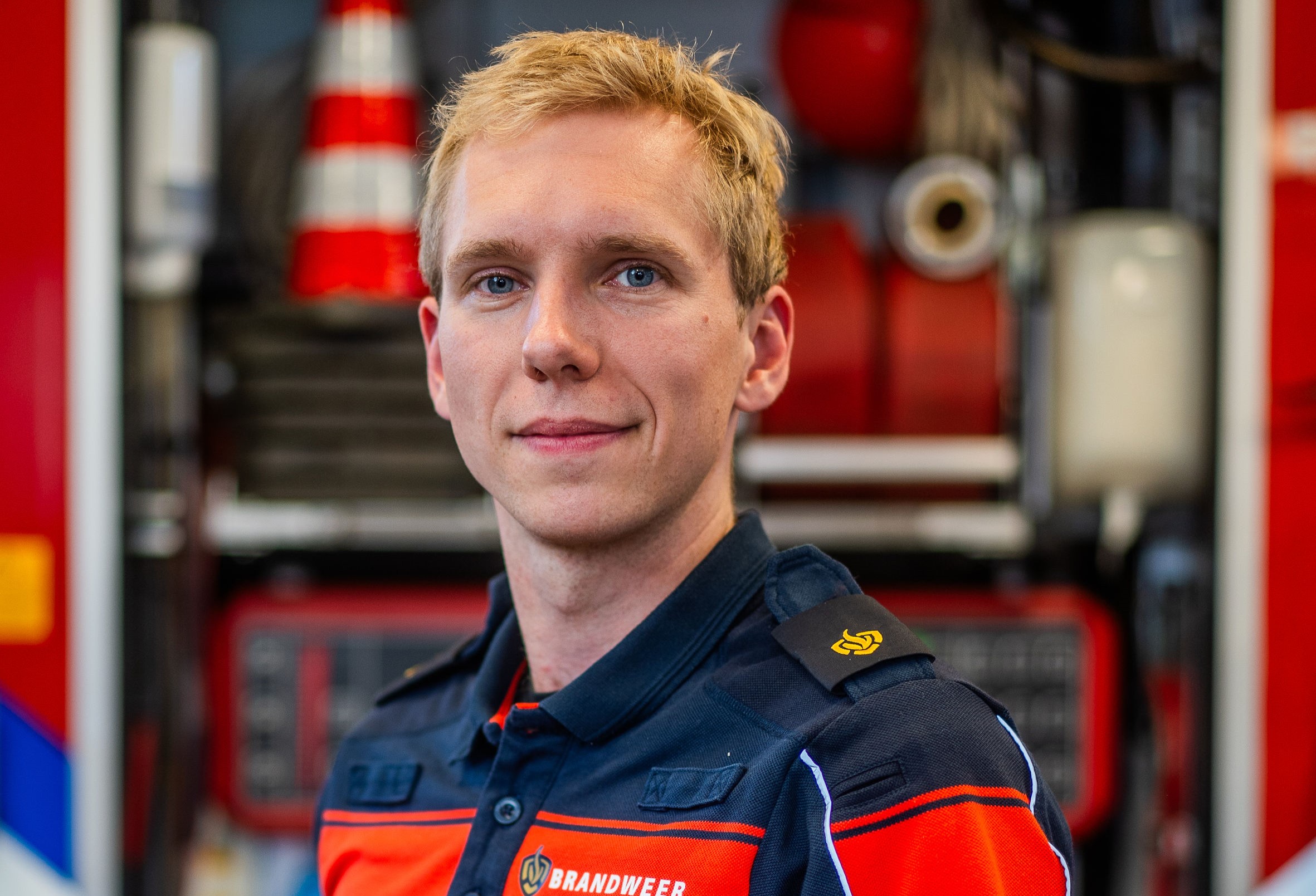 Brandweerman voor open brandweerwagen