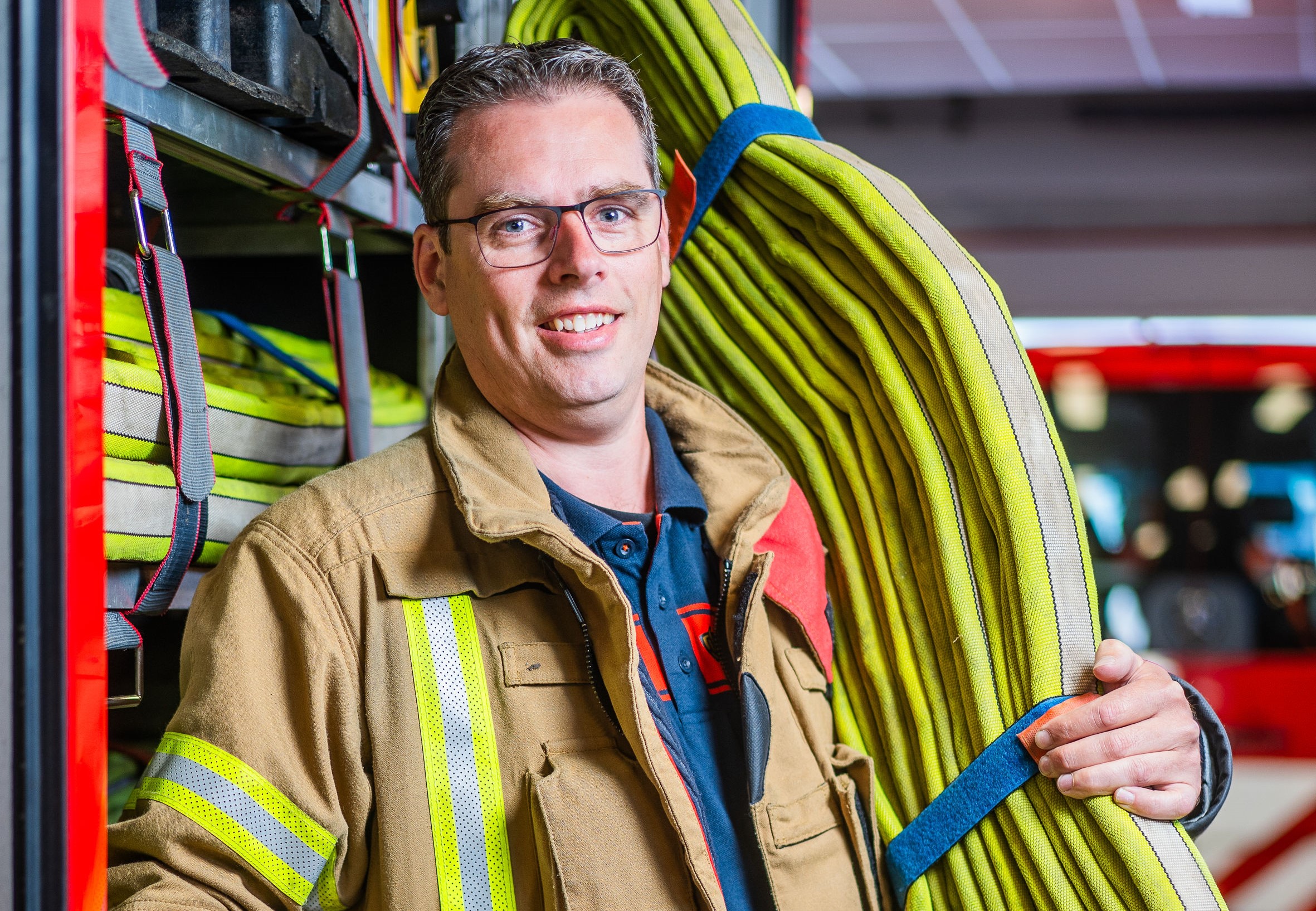 Brandweerman met blusslang