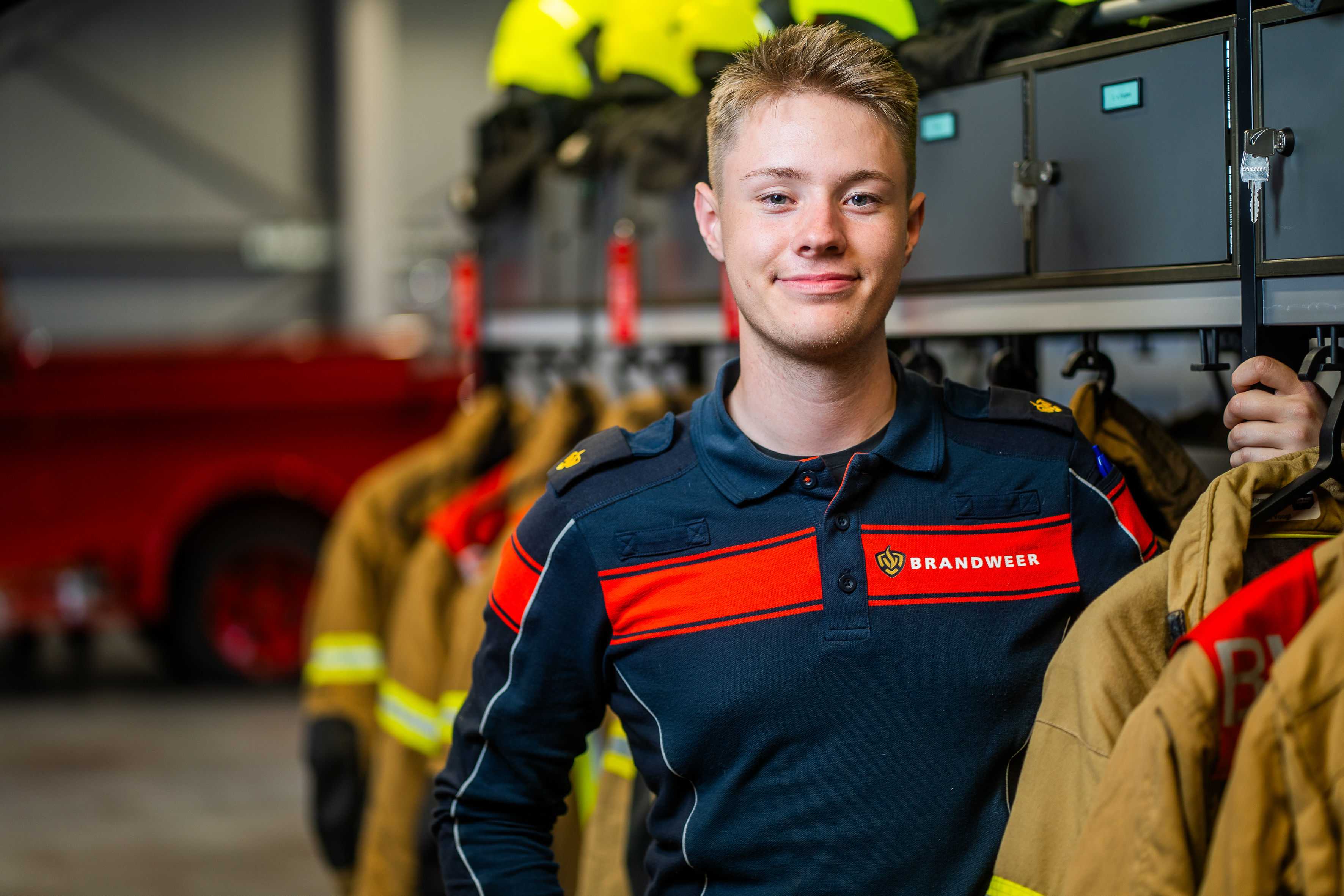 Jonge brandweerman in kazerne