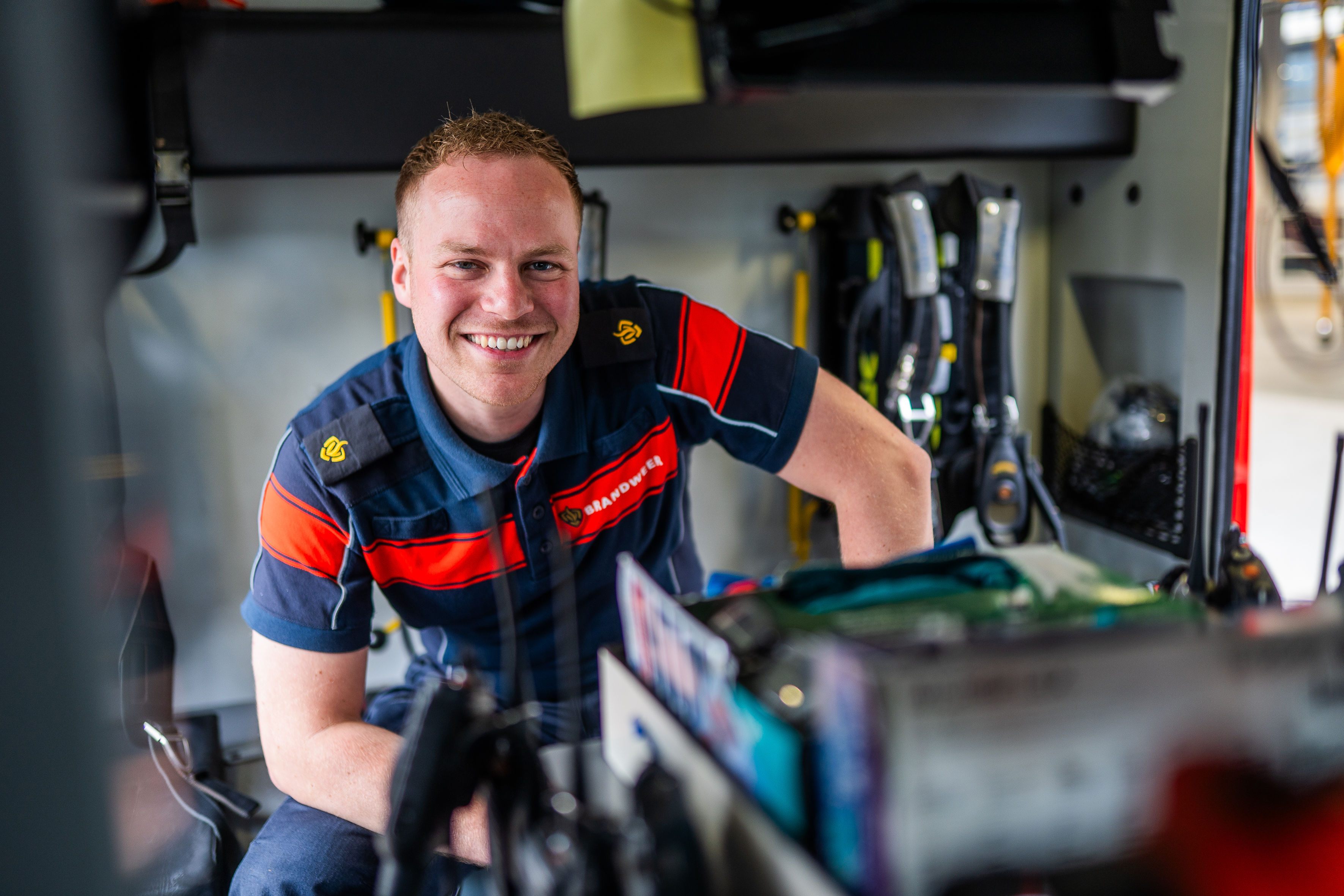 Brandweerman in de binnenkant van een brandweerwagen