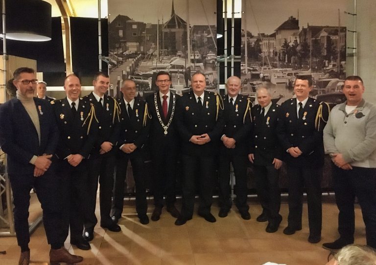 Foto van brandweervrijwilligers met koninklijke onderscheiding