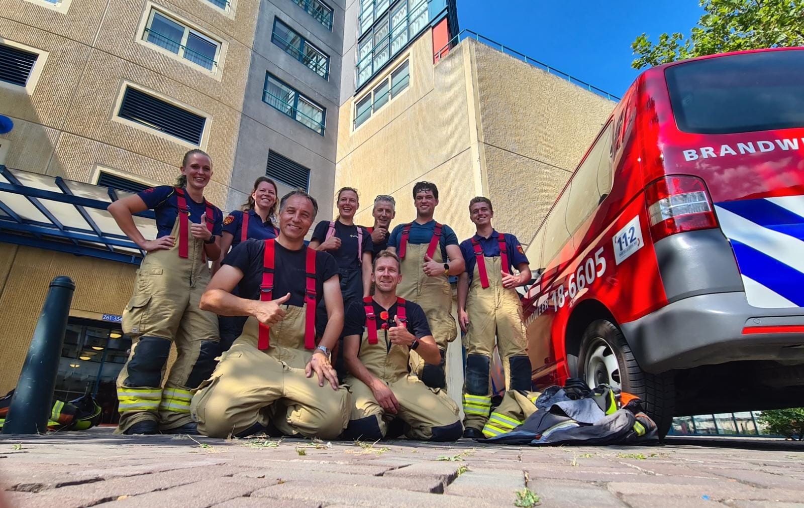 Brandweercollega’s beklimmen flatgebouw voor goede doel